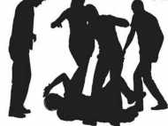 मां को मिलकर मार रहे थे बेटा-बहू, बचाव में आई महिला को नग्न कर पीटा