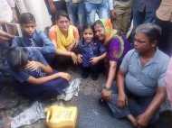 भाई ने घर से किया बेदखल, प्रशासन ने नहीं सुनी बात तो किया आत्मदाह का प्रयास