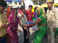 यूपी: क्लास में लंच करने पर गुस्साए स्कूल चपरासी ने तोड़ी छात्र के पैर की हड्डी, वीडियो