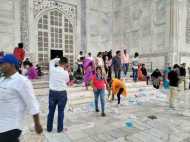 यूपी: एक बार फिर ताजमहल घूमने आए पर्यटकों ने तोड़ा नियम, फैलाई खूब गंदगी, सुरक्षाकर्मी दिखे लाचार