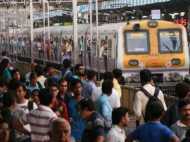 मुंबई: नेत्रहीन लड़की की बहादुरी, लोकल ट्रेन में छेड़छाड़ कर रहे मनचले को घुटने पर गिराया