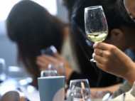 क्लासरूम में टीचर के सामने ही छात्राओं ने बनाया पैग, स्कूल ने दो को किया निष्कासित