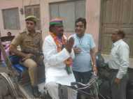 गनर को रिक्शे पर बैठाकर वोट मांग रहा ये लोकसभा प्रत्याशी, अब तक लड़ चुका 18 चुनाव