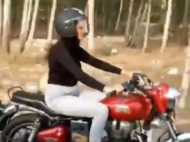 जब बुलेट लेकर सड़क पर निकलीं सपना चौधरी तो देखते रह गए लोग, सड़क किनारे किया ऐसा