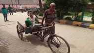 आयुष्मान कार्ड होने के बाद भी इलाज के लिए मांगे जा रहे पैसे, पत्नी को रिक्शे पर लादकर भटक रहा पति