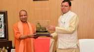 सीएम योगी से मिलने लखनऊ पहुंचे मुख्यमंत्री धामी, यूपी-उत्तराखंड में परिसंपत्तियों के बंटवारे पर होगी बातचीत
