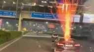 Video: दिवाली पर ट्रैफिक के बीच चलती कार पर फोड़े पटाखे, पुलिस ने पकड़ा तो बोले- फॉलोअर्स बढ़ाने के लिए किया