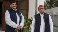 Akhilesh vs Shivpal Yadav: बगावती तेवर दिखाने के बाद अखिलेश के आगे क्यों झुक गए शिवपाल?