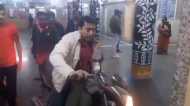 3 idiots की तरह मरीज को बैठाकर इमरजेंसी वार्ड में घुसा बाइक सवार, डॉक्टर भी रह गए हैरान, Video