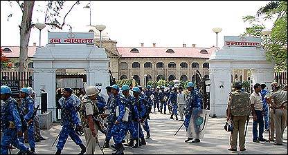 घोटाले की जाँच में कुछ जजों के नाम सामने आए हैं जिनसे पूछताछ में पुलिस झिझक रही है घोटाले की जाँच में कुछ जजों के नाम सामने आए हैं जिनसे पूछताछ में पुलिस झिझक रही है