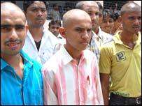 सीनियर छात्र अपने जूनियर छात्रों को पकड़कर मुँडन के लिए एक नाई की दुकानपर ले गए थे सीनियर छात्र अपने जूनियर छात्रों को पकड़कर मुँडन के लिए एक नाई की दुकानपर ले गए थे