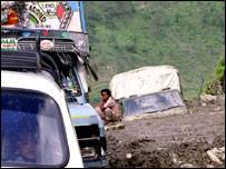 उत्तराखंड में भू-स्खलन के कारण भी दुर्घटनाएँ होती हैं उत्तराखंड में भू-स्खलन के कारण भी दुर्घटनाएँ होती हैं