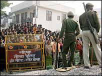 मुआवज़े को नाकाफ़ी बताते हुए किसान और अधिक धनराशि की माँग कर रहे हैं मुआवज़े को नाकाफ़ी बताते हुए किसान और अधिक धनराशि की माँग कर रहे हैं