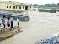 बिहार में बाढ़ के समय हर वर्ष इस तरह की दुर्घटना होती है बिहार में बाढ़ के समय हर वर्ष इस तरह की दुर्घटना होती है