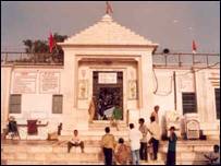 नैना देवी मंदिर में बड़ी संख्या में श्रद्वालु आते हैं नैना देवी मंदिर में बड़ी संख्या में श्रद्वालु आते हैं