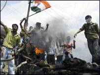 विरोध प्रदर्शनों के दौरान अब तक कई लोग हताहत हो चुके हैं विरोध प्रदर्शनों के दौरान अब तक कई लोग हताहत हो चुके हैं