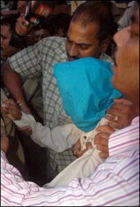 बशीर को आज़मगढ़ के पास से गिरफ़्तार किया गया है बशीर को आज़मगढ़ के पास से गिरफ़्तार किया गया है