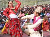 इलाके के लोगों को एक महीने तक पारंपरिक गोरखा पहनावे में रहने को कहा गया है इलाके के लोगों को एक महीने तक पारंपरिक गोरखा पहनावे में रहने को कहा गया है