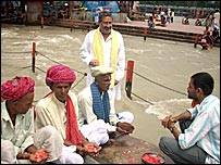 दलित समाज के लोग अब बड़ी संख्या में कर्मकांड आदि में हिस्सा ले रहे हैं दलित समाज के लोग अब बड़ी संख्या में कर्मकांड आदि में हिस्सा ले रहे हैं