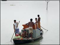 बाढ़ से पीड़ित लोग यह नहीं समझ रहे हैं कि अब वे जाएँ तो जाएँ कहाँ बाढ़ से पीड़ित लोग यह नहीं समझ रहे हैं कि अब वे जाएँ तो जाएँ कहाँ