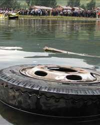 Bus fell into river Bus fell into river