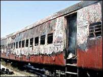 फ़रवरी 2002 में गुजरात के गोधरा में साबरमती एक्सप्रेस में कथित रूप से आग लगा दी गई थी फ़रवरी 2002 में गुजरात के गोधरा में साबरमती एक्सप्रेस में कथित रूप से आग लगा दी गई थी