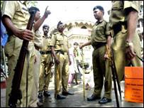 मुंबई पुलिस का कहना है कि पाँचों चरमपंथियों का संबंध इंडियन मुजाहिदीन से है मुंबई पुलिस का कहना है कि पाँचों चरमपंथियों का संबंध इंडियन मुजाहिदीन से है