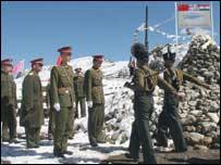 दोनों देशों के बीच लंबे अरसे से सीमा विवाद चल रहा है दोनों देशों के बीच लंबे अरसे से सीमा विवाद चल रहा है