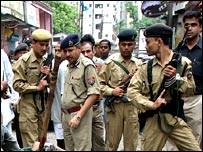 सेना के मुताबीक़ मुठभेड़ के बाद दो किलोग्राम विस्फोटक और छह पितौल बरामद किअ हैं. सेना के मुताबीक़ मुठभेड़ के बाद दो किलोग्राम विस्फोटक और छह पितौल बरामद किअ हैं.