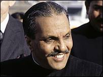 ज़ियाउल हक़ अमरीकी टैंक का परीक्षण देखने जा रहे थे लेकिन रास्ते में ही उनका विमान हादसे का शिकार हो गया. ज़ियाउल हक़ अमरीकी टैंक का परीक्षण देखने जा रहे थे लेकिन रास्ते में ही उनका विमान हादसे का शिकार हो गया.