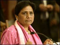 मायावती ने अचानक अपने सचिवालय में बड़ा फेरबदल किया है मायावती ने अचानक अपने सचिवालय में बड़ा फेरबदल किया है