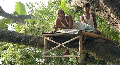 इस तरह लोग राहत का इंतज़ार कर रहे हैं इस तरह लोग राहत का इंतज़ार कर रहे हैं