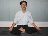 स्वास्तिकासन एक सरल ध्यानात्मक आसन है. बडे-बुजुर्गों के लिए यह उत्तम आसन है स्वास्तिकासन एक सरल ध्यानात्मक आसन है. बडे-बुजुर्गों के लिए यह उत्तम आसन है