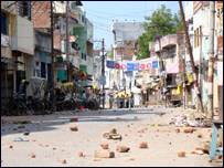 आज़मगढ़ में सांप्रदायिक हिंसा के बाद तनाव व्याप्त है आज़मगढ़ में सांप्रदायिक हिंसा के बाद तनाव व्याप्त है