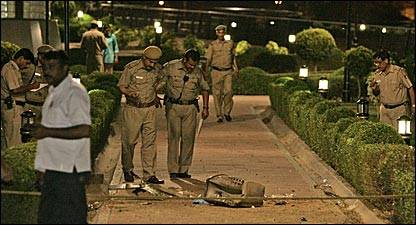 पुलिस का दावा है कि धमाकों के सिलसिले में उसे अहम सुराग हाथ लगे हैं पुलिस का दावा है कि धमाकों के सिलसिले में उसे अहम सुराग हाथ लगे हैं