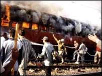 वर्ष 2002 में 27 फरवरी को साबरमती एक्सप्रेस में लगी आग के कारण 59 लोगों की मौत हो गई थी वर्ष 2002 में 27 फरवरी को साबरमती एक्सप्रेस में लगी आग के कारण 59 लोगों की मौत हो गई थी