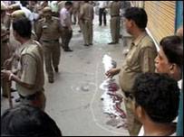 महरौली इलाक़े में बम धमाके में एक बच्चे की मौत हो गई और 18 घायल हो गए महरौली इलाक़े में बम धमाके में एक बच्चे की मौत हो गई और 18 घायल हो गए