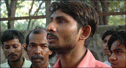 प्रेमपाल पटरी पर मसाले की दुकान लगाते हैं प्रेमपाल पटरी पर मसाले की दुकान लगाते हैं