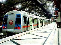 दिल्ली के कई इलाक़ों में मेट्रो का काम चल रहा है दिल्ली के कई इलाक़ों में मेट्रो का काम चल रहा है