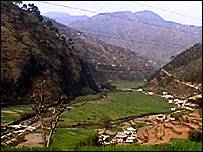 हादसे के लिए सड़क निर्माण के लिए ज़िम्मेदार लोगों की तरफ उंगलियाँ उठाई जा रही हैं हादसे के लिए सड़क निर्माण के लिए ज़िम्मेदार लोगों की तरफ उंगलियाँ उठाई जा रही हैं