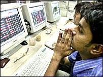 सेंसेक्स जनवरी 2008 के उच्चतम स्तर से अब तक 43 प्रतिशत तक गिर चुका है. सेंसेक्स जनवरी 2008 के उच्चतम स्तर से अब तक 43 प्रतिशत तक गिर चुका है.