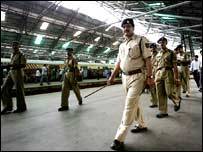 पिछले महीने भी मुबंई पुलिस ने कुछ संदिग्ध चरमपंथियों को गिरफ़्तार किया था पिछले महीने भी मुबंई पुलिस ने कुछ संदिग्ध चरमपंथियों को गिरफ़्तार किया था