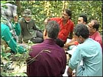 माओवादियों ने एक अज्ञात स्थान पर पत्रकारों के साथ बातचीत में हत्या का दावा किया माओवादियों ने एक अज्ञात स्थान पर पत्रकारों के साथ बातचीत में हत्या का दावा किया