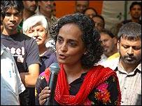 अरुंधति रॉय का मानना है कि प्रतिबंध के ज़रिए चरमपंथ से नहीं निपटा जा सकता है अरुंधति रॉय का मानना है कि प्रतिबंध के ज़रिए चरमपंथ से नहीं निपटा जा सकता है