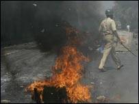 महाराष्ट्र सरकार पर ढिलाई बरतने का आरोप है महाराष्ट्र सरकार पर ढिलाई बरतने का आरोप है