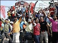 रेलवे परीक्षा के दौरान मारपीट का बिहार में कड़ा विरोध हो रहा है रेलवे परीक्षा के दौरान मारपीट का बिहार में कड़ा विरोध हो रहा है