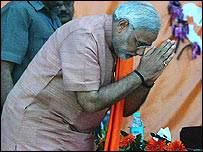 नरेंद्र मोदी ने मुंबई हमलों में मारे गए लोगों को श्रद्धांजलि अर्पित की नरेंद्र मोदी ने मुंबई हमलों में मारे गए लोगों को श्रद्धांजलि अर्पित की