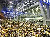 राजधानी बैंकॉक में कुछ जगह छोटे धमाके हुए हैं और 10-12 लोग घायल हुए हैं राजधानी बैंकॉक में कुछ जगह छोटे धमाके हुए हैं और 10-12 लोग घायल हुए हैं