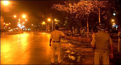 कई इलाक़ों को पुलिस बल ने घेर रखा है कई इलाक़ों को पुलिस बल ने घेर रखा है