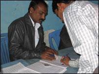 मतदान केंद्रों पर चुनाव अधिकारी मतदाताओं को सहायता पहुँचाते हुए देखे गए मतदान केंद्रों पर चुनाव अधिकारी मतदाताओं को सहायता पहुँचाते हुए देखे गए